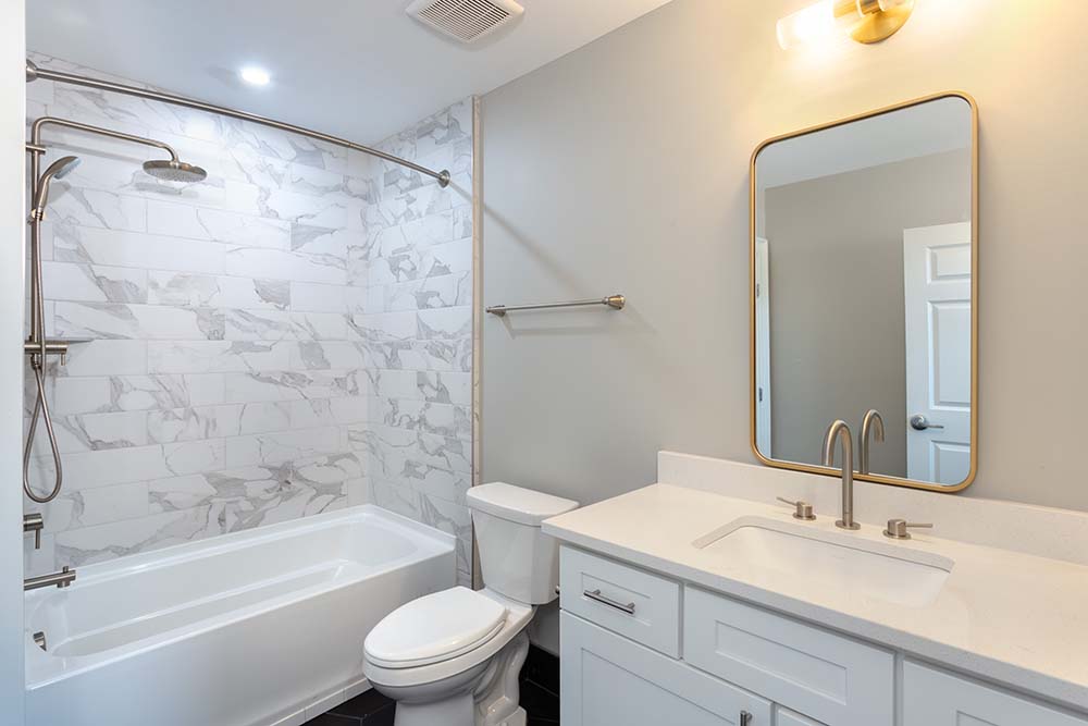 An apartment bathroom in the Frontier House